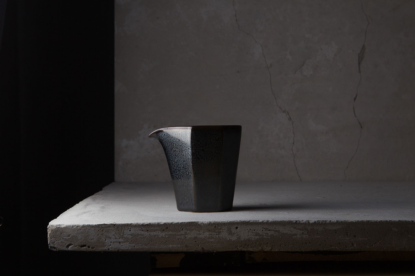 侘寂 < Wabi Sabi > 是一種以接受短暫和不完美為核心的傳統日本美學。侘寂的美，有時被描述爲不完美、不恆常、不完全的。侘寂的概念源於佛教的三法印，即無常、苦、空。 侘寂的特徵包括不對稱，粗糙或不規則，簡單，經濟，低調，親密和展現自然的完整性。#WabiSabi - 岡山備前燒陶藝作品產品攝影-台北商業攝影公司推薦-photo2.5D提供：台北攝影棚,攝影作品集,商業攝影棚,產品攝影棚,商品攝影棚,商品情境攝影,食物攝影棚,美食攝影棚,人像攝影棚,室內設計攝影,空間攝影(商業攝影報價單,收費,費用洽詢),化妝品攝影,情境攝影,時裝攝影,珠寶攝影,飾品攝影,精品攝影,3C產品攝影,3C電子攝影,家電攝影,電器攝影,美妝攝影,保養品攝影,攝影學課程,攝影教學,攝影講座,攝影技法課程。客戶觸及台中、台南、高雄、新竹、桃園與北台灣。