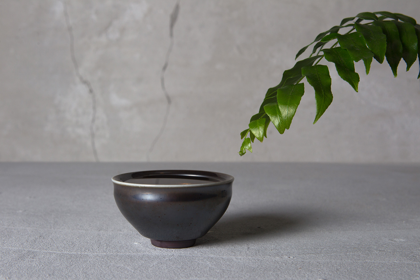 侘寂 < Wabi Sabi > 是一種以接受短暫和不完美為核心的傳統日本美學。侘寂的美，有時被描述爲不完美、不恆常、不完全的。侘寂的概念源於佛教的三法印，即無常、苦、空。 侘寂的特徵包括不對稱，粗糙或不規則，簡單，經濟，低調，親密和展現自然的完整性。#WabiSabi - 岡山備前燒陶藝作品產品攝影-台北商業攝影公司推薦-photo2.5D提供：台北攝影棚,攝影作品集,商業攝影棚,產品攝影棚,商品攝影棚,商品情境攝影,食物攝影棚,美食攝影棚,人像攝影棚,室內設計攝影,空間攝影(商業攝影報價單,收費,費用洽詢),化妝品攝影,情境攝影,時裝攝影,珠寶攝影,飾品攝影,精品攝影,3C產品攝影,3C電子攝影,家電攝影,電器攝影,美妝攝影,保養品攝影,攝影學課程,攝影教學,攝影講座,攝影技法課程。客戶觸及台中、台南、高雄、新竹、桃園與北台灣。